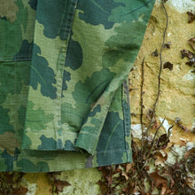 Load image into Gallery viewer, Chemise P43 - Camo Mitchell Leaf - Map pocket