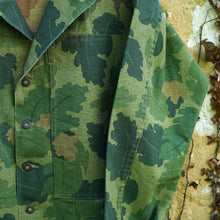 Load image into Gallery viewer, Chemise P43 - Camo Mitchell Leaf - Map pocket