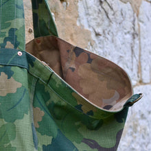 Load image into Gallery viewer, Sac Newspaper bag - camo Mitchell / Leaf