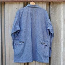 Load image into Gallery viewer, Veste de jungle chambray & boutons M65 upcyclés - #arashibyboras