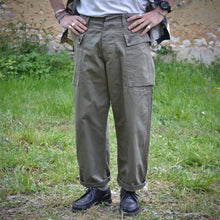 Load image into Gallery viewer, Pantalon P44 monkey pants olive green HBT 11 Oz