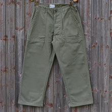 Load image into Gallery viewer, Pantalon P47 - utility pants - HBT olive green 11 Oz