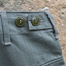 Load image into Gallery viewer, Pantalon P47 - combat pants - poches cargo - HBT olive green 11 Oz

