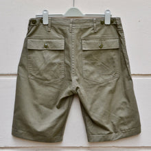 Load image into Gallery viewer, Short P47 - utility pants - HBT olive green 11 Oz
